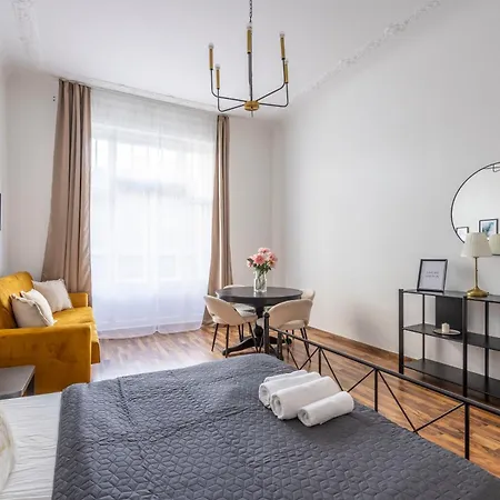 King St' M&g By Prestige Gallery * Budapešť